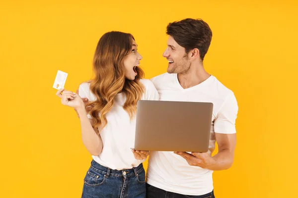 Porträt des glücklichen Paares Mann und Frau in einfachen T-Shirts jubeln — Stockfoto