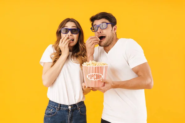 Portret van geschokt paar man en vrouw in 3D bril wordt SCA — Stockfoto