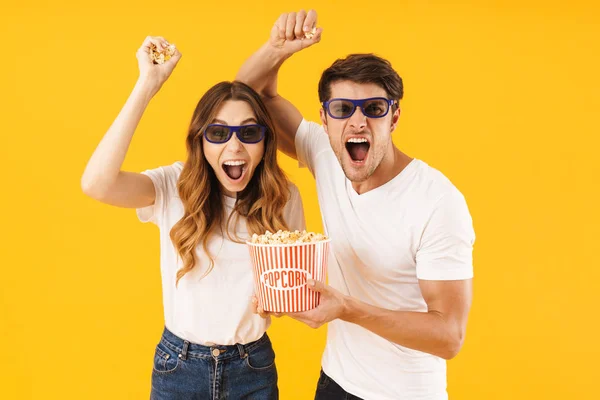 Portret van tevreden paar man en vrouw in 3D bril vreugde — Stockfoto