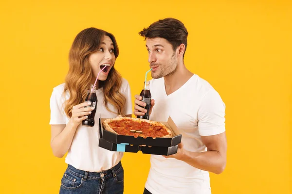 Retrato de pareja joven hombre y mujer en camisetas básicas drinkin — Foto de Stock