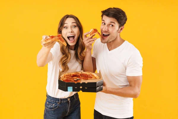 Retrato de casal alegre homem e mulher em t-shirts básicas sorriso — Fotografia de Stock