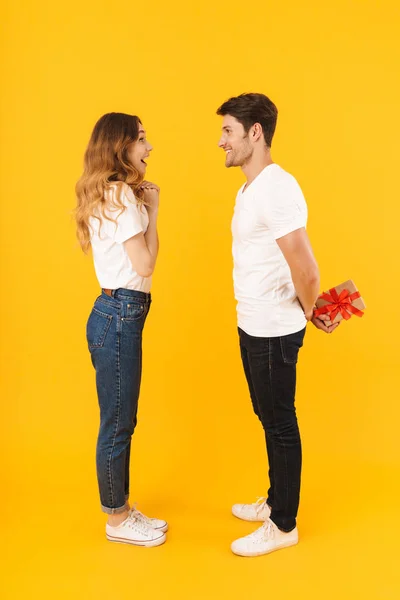 Retrato de pareja feliz en camisetas básicas de pie cara a cara — Foto de Stock