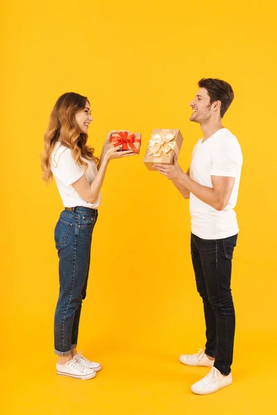 Retrato completo de pareja feliz hombre y mujer en t-sh básico — Foto de Stock