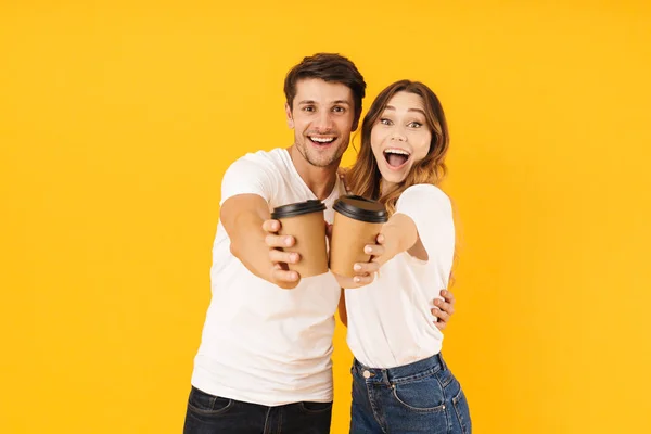 Retrato de pareja joven hombre y mujer sonriendo a la cámara mientras s — Foto de Stock