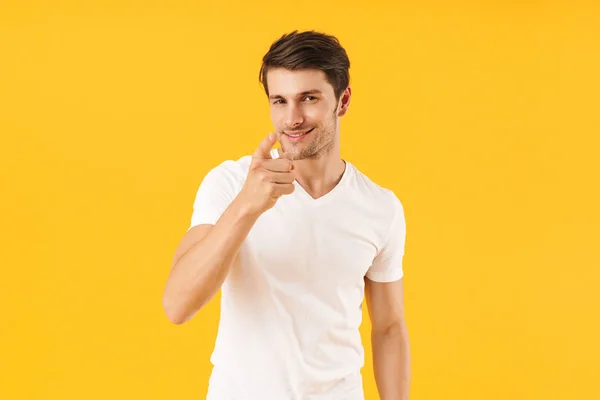 Foto do homem masculino em camiseta básica gesticulando dedo indicador o — Fotografia de Stock