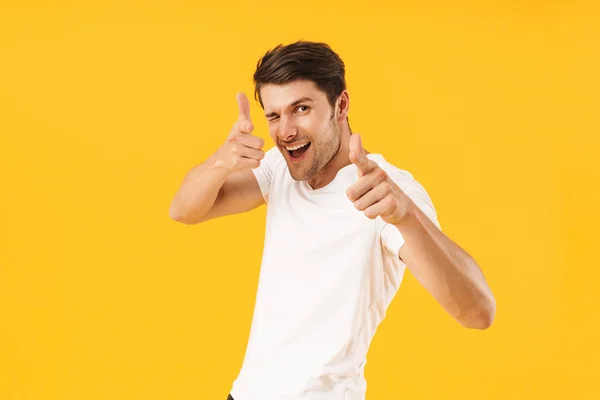 Foto de hombre positivo en camiseta básica gestos dedos índice o — Foto de Stock