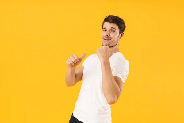 Foto de hombre positivo en camiseta básica sonriendo y aleta gestual — Foto de Stock