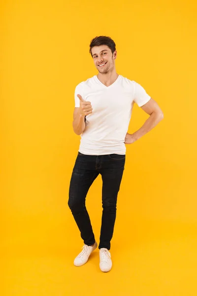 Foto de cuerpo entero del hombre masculino en camiseta básica sonriendo y — Foto de Stock