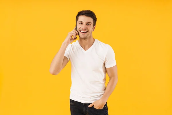 Foto eines zufriedenen Mannes im einfachen T-Shirt, der in die Kamera lächelt, während — Stockfoto