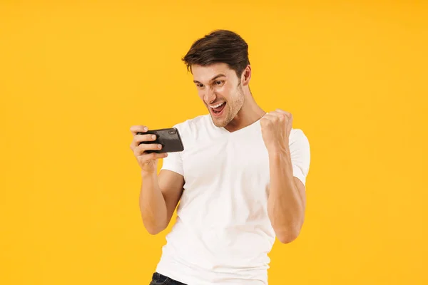 Foto do homem feliz em t-shirt básica regozijando-se enquanto joga vide — Fotografia de Stock