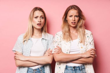 Yaz kıyafeti giyen iki çekici sarışın kız