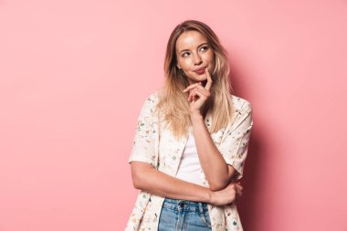 Ayakta güzel bir genç sarışın kadın portresi