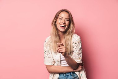 Ayakta güzel bir genç sarışın kadın portresi