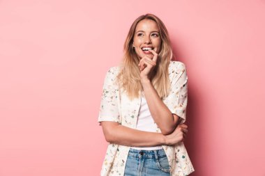 Ayakta güzel bir genç sarışın kadın portresi