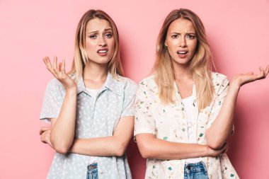 İki çekici genç kız izole ayakta