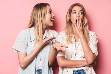 İki çekici genç kız izole ayakta