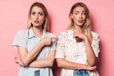 İki çekici genç kız izole ayakta