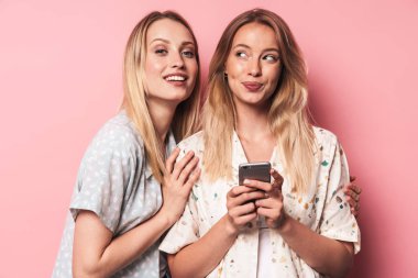 Yaz kıyafeti giyen iki çekici sarışın kız