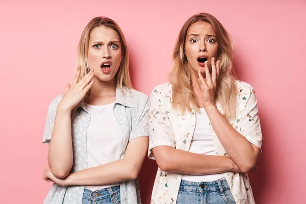 Dos chicas rubias atractivas que usan atuendo de verano — Foto de Stock