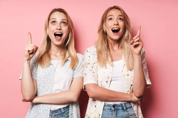 Dwie atrakcyjne blond dziewczyny ubrana w letni strój — Zdjęcie stockowe