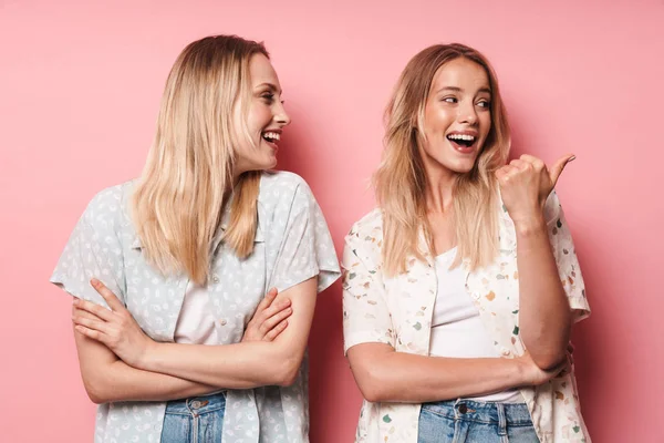 Två attraktiva Blonda tjejer som bär sommaroutfit — Stockfoto