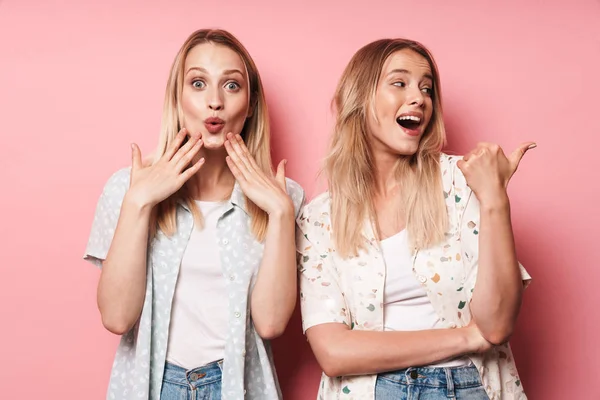 Duas meninas loiras atraentes vestindo roupas de verão — Fotografia de Stock