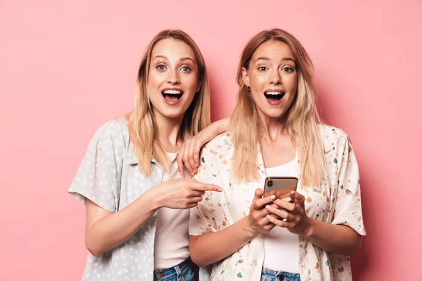 Dvě atraktivní blonďaté dívky oblečené v letní výbavu — Stock fotografie