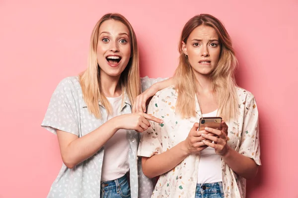 Dos chicas rubias atractivas que usan atuendo de verano — Foto de Stock