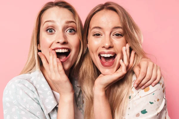 Twee aantrekkelijke blonde meisjes dragen zomer outfit — Stockfoto