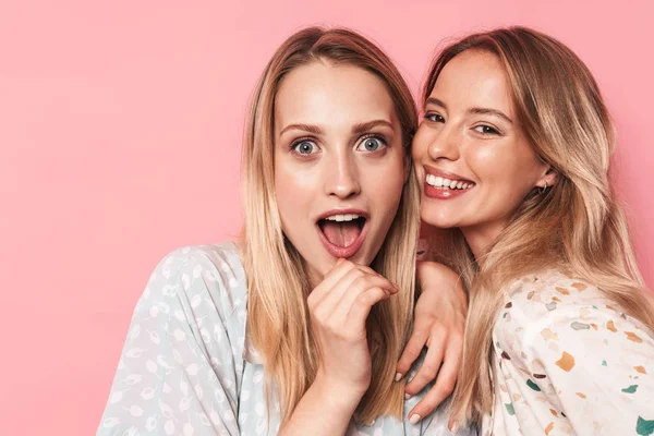 Dvě atraktivní blonďaté dívky oblečené v letní výbavu — Stock fotografie