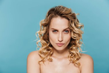 Baştan çıkarıcı bir görünümle kameraya poz veren göz alıcı yarı çıplak kadının güzellik görüntüsü