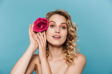 Kameraya bakarak saçında pembe çiçek ile ihale yarı çıplak kadının Görüntü closeup