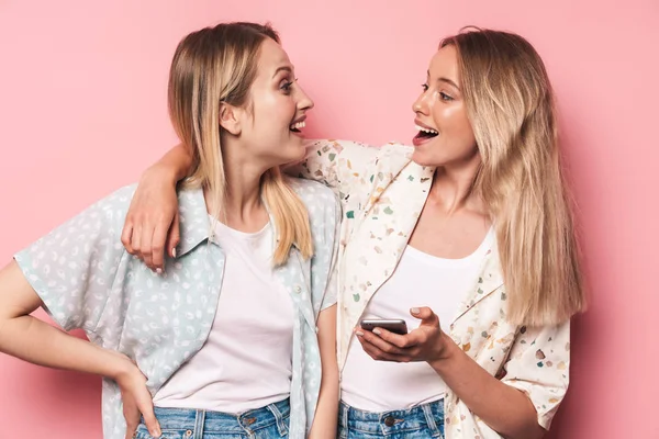Dos chicas rubias atractivas que usan atuendo de verano — Foto de Stock