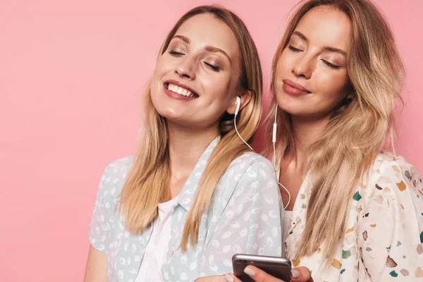Duas meninas loiras atraentes vestindo roupas de verão — Fotografia de Stock