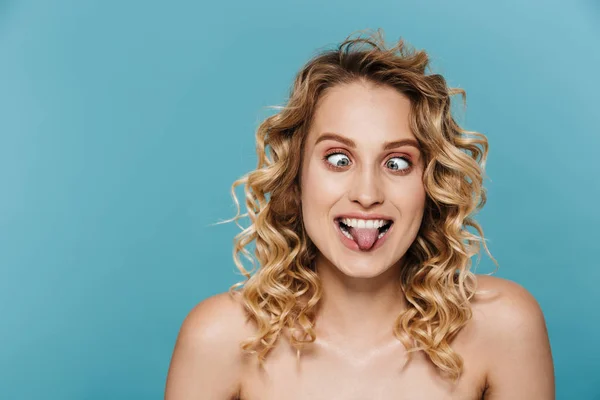 Imagem de beleza de mulher semi-nua engraçada com cabelo encaracolado sorrindo e salientando a língua — Fotografia de Stock