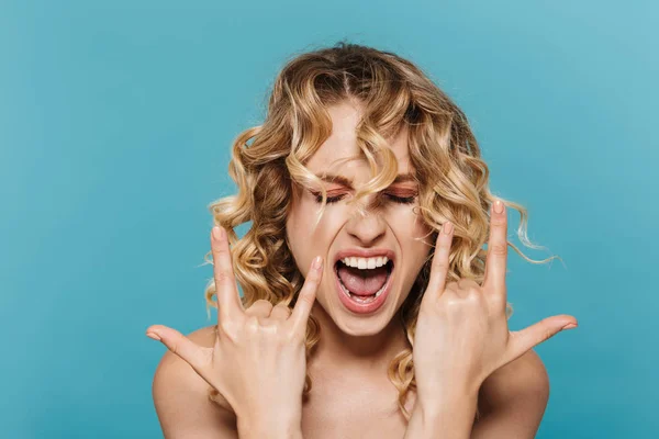 Imagen de mujer positiva semidesnuda gritando y mostrando el signo de roca con los dedos — Foto de Stock