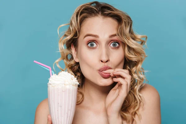 Image d'une femme excitée à moitié nue avec des cheveux bouclés regardant la caméra tout en tenant un milk-shake — Photo