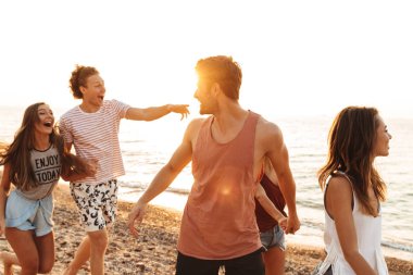 Neşeli mutlu genç arkadaşlar grubu eğleniyor