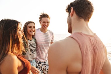 Neşeli mutlu genç arkadaşlar grubu eğleniyor