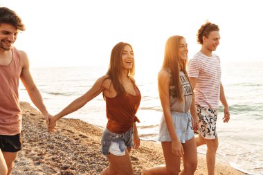 Neşeli mutlu genç arkadaşlar grubu eğleniyor