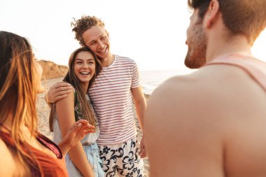 Neşeli mutlu genç arkadaşlar grubu eğleniyor