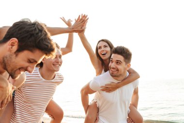 Neşeli mutlu genç arkadaşlar grubu eğleniyor