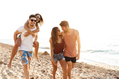 Neşeli mutlu genç arkadaşlar grubu eğleniyor