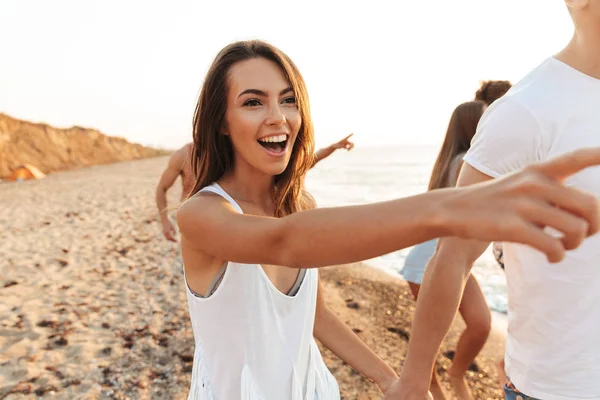 Grupp av glada glada unga vänner ha kul — Stockfoto