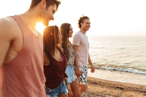 Groep vrolijke gelukkige jonge vrienden die plezier hebben — Stockfoto