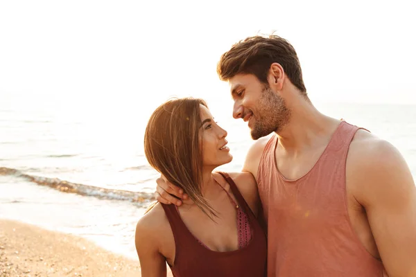 Hermosa pareja joven encantadora en el amor — Foto de Stock