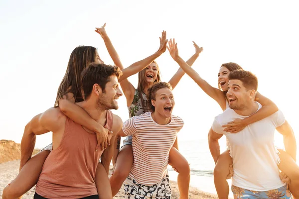 Grupo de alegres jóvenes amigos felices divirtiéndose —  Fotos de Stock