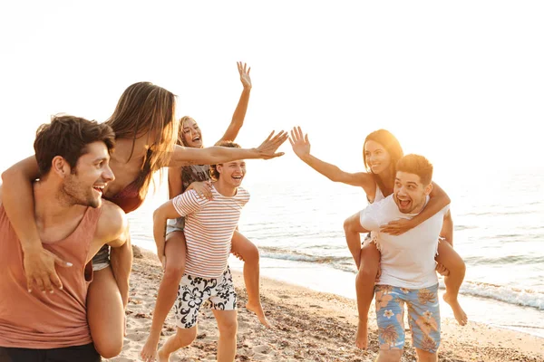 Группа веселых счастливых молодых друзей, веселящихся — стоковое фото