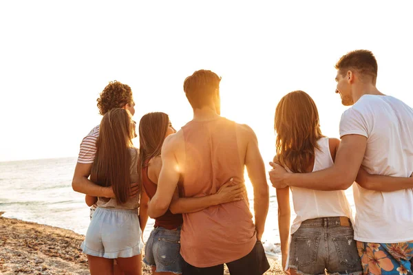 Вид ззаду на групу людей, що стоять на пляжі — стокове фото