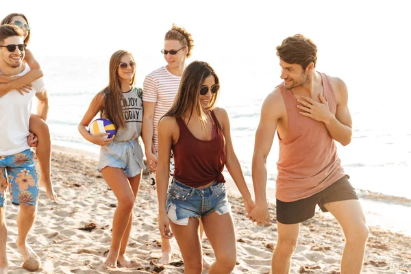 Grupo de alegres jóvenes amigos felices divirtiéndose — Foto de Stock